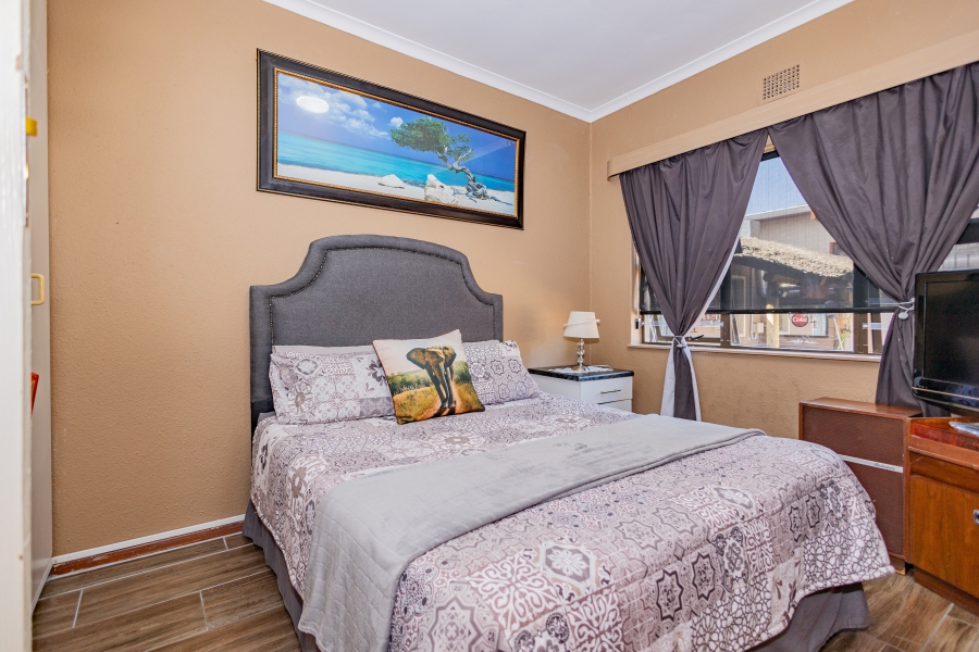 5 Bedroom Property for Sale in Peerless Park Western Cape